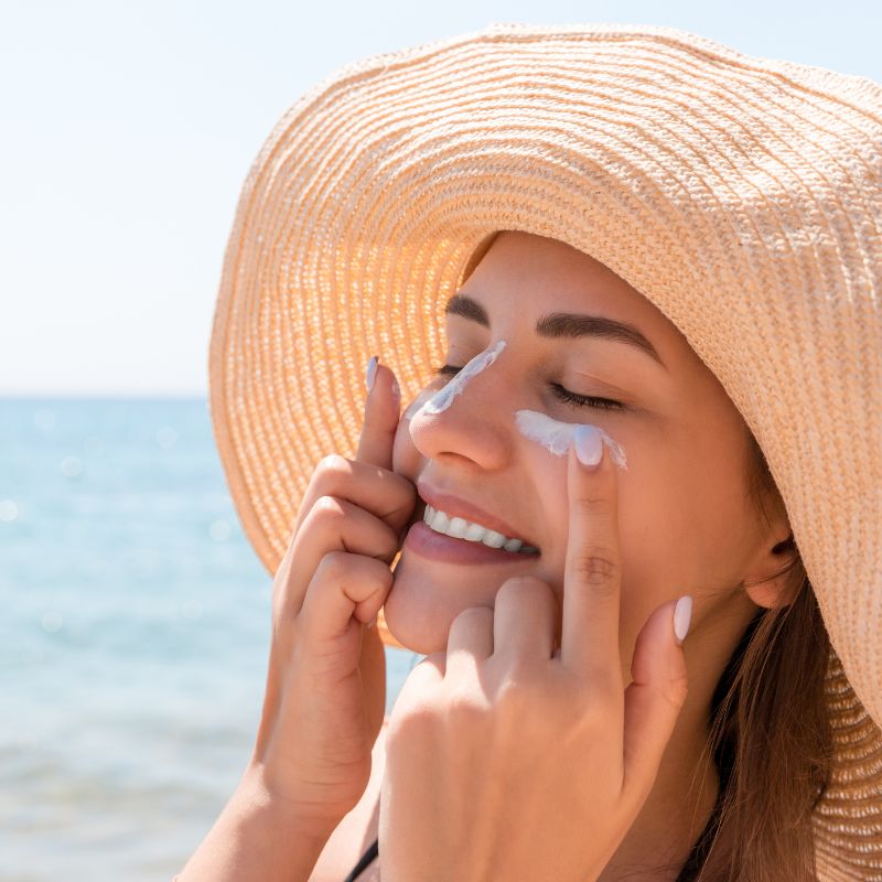 girl applying sunscreen