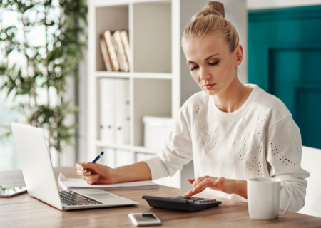 woman doing her budget at the end of the month
